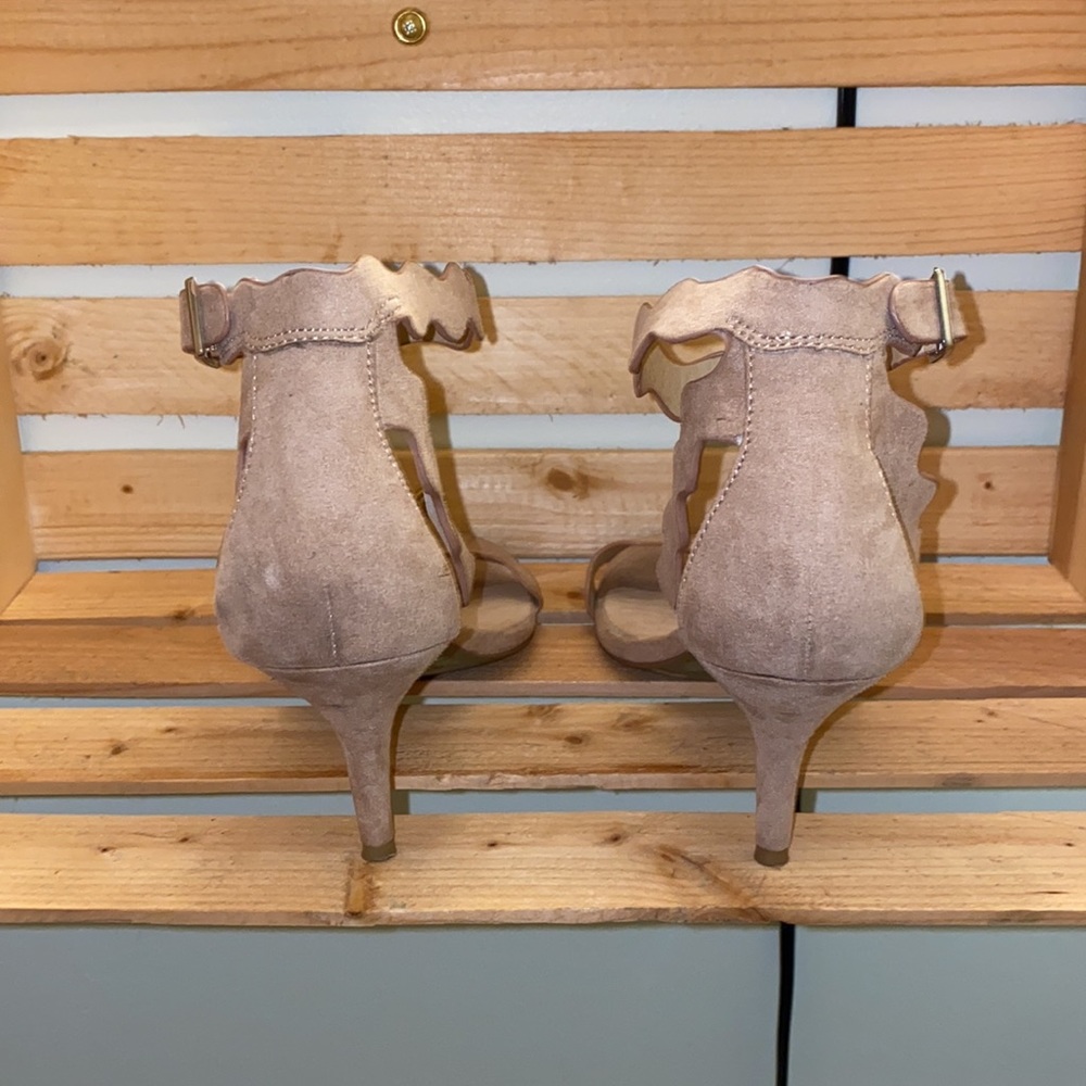 Heels - Picture 3 of 4